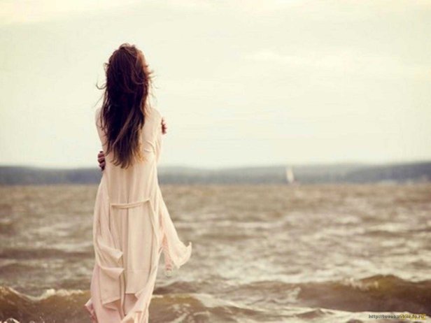 Girl-alone-near-sea-waves-sad-forgotton-love-painful-thoughts-image